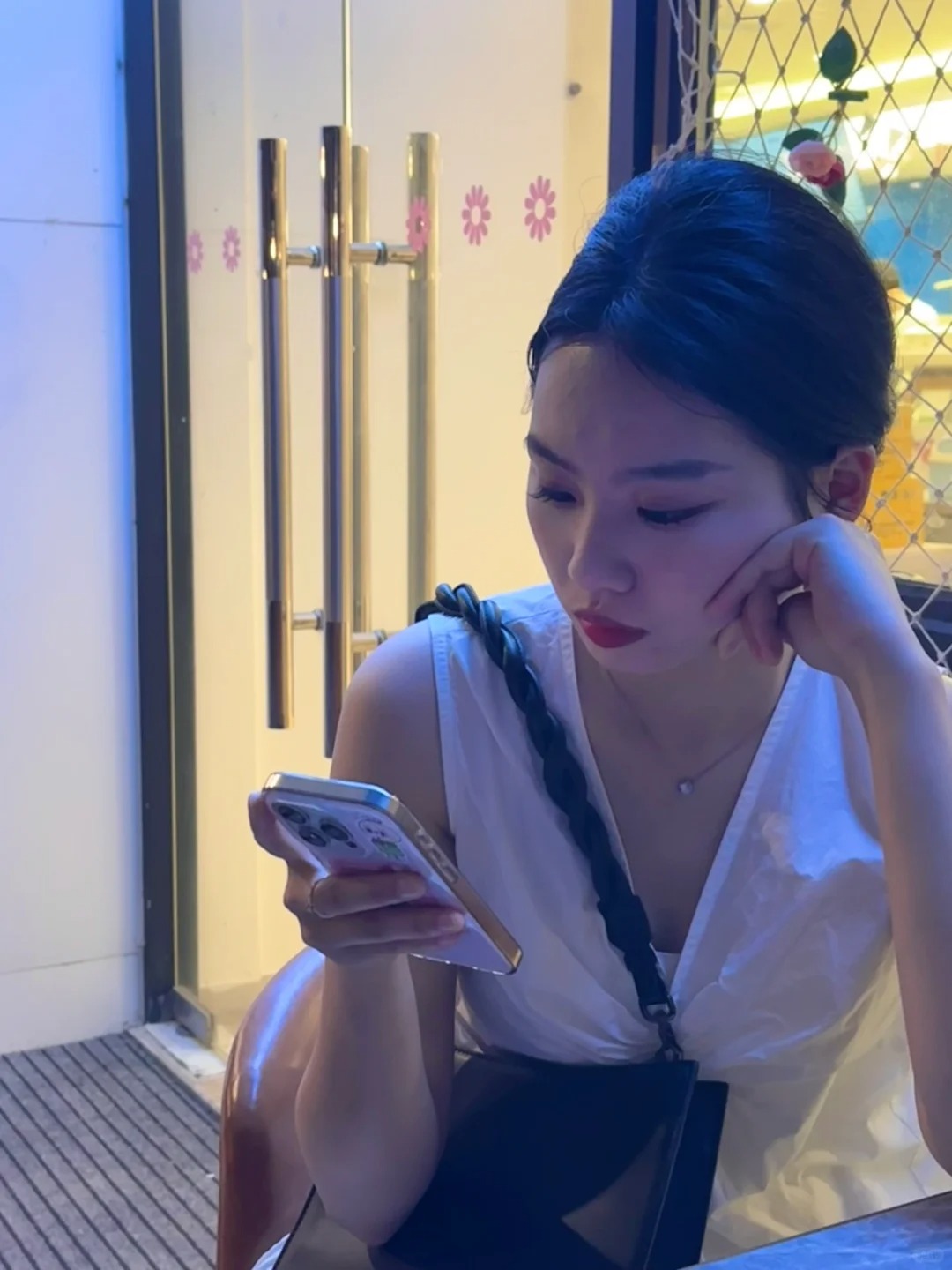 在看什么呢？
刷明天的旅客名单刷到睡着