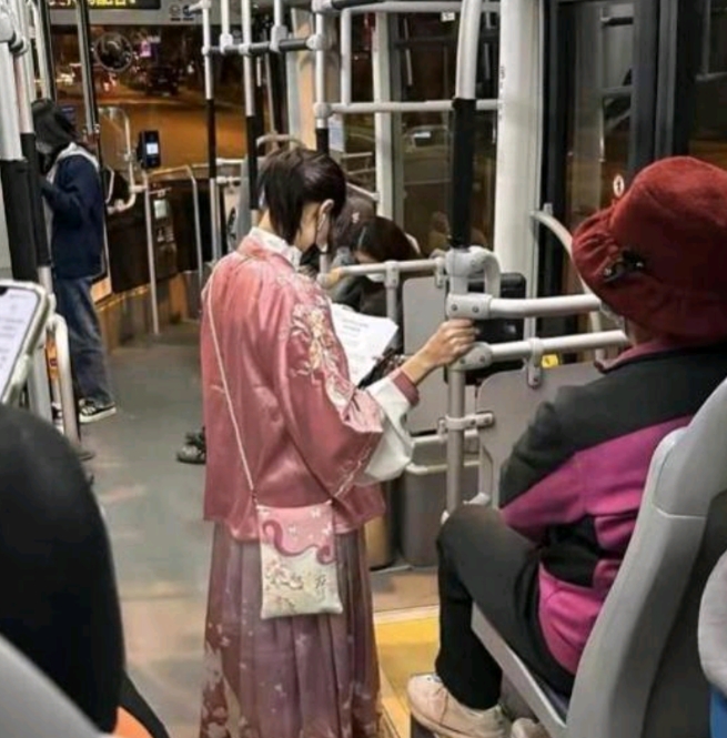 公交车上遇到一个漂亮的汉服小姐姐，正准备上去要个联系方式，看到她手里的文件后被劝