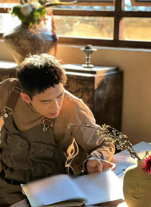 李现又回到了谢之遥的故乡，拿着相机徒步的现哥，带着自己的爱好重走谢之遥的路，感人