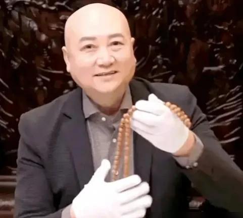 难以置信！那天，迟重瑞直播时说出真话！

“我手里的黄花梨手珠，给明星卖500万