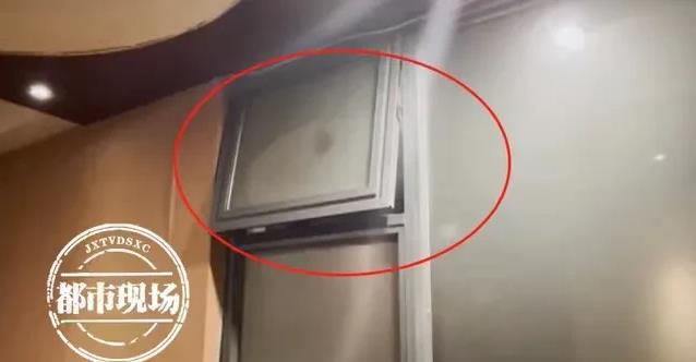 江西九江的王先生和女友某日下午在一家酒店开了房，等下午四点多的时候，王先生说自己