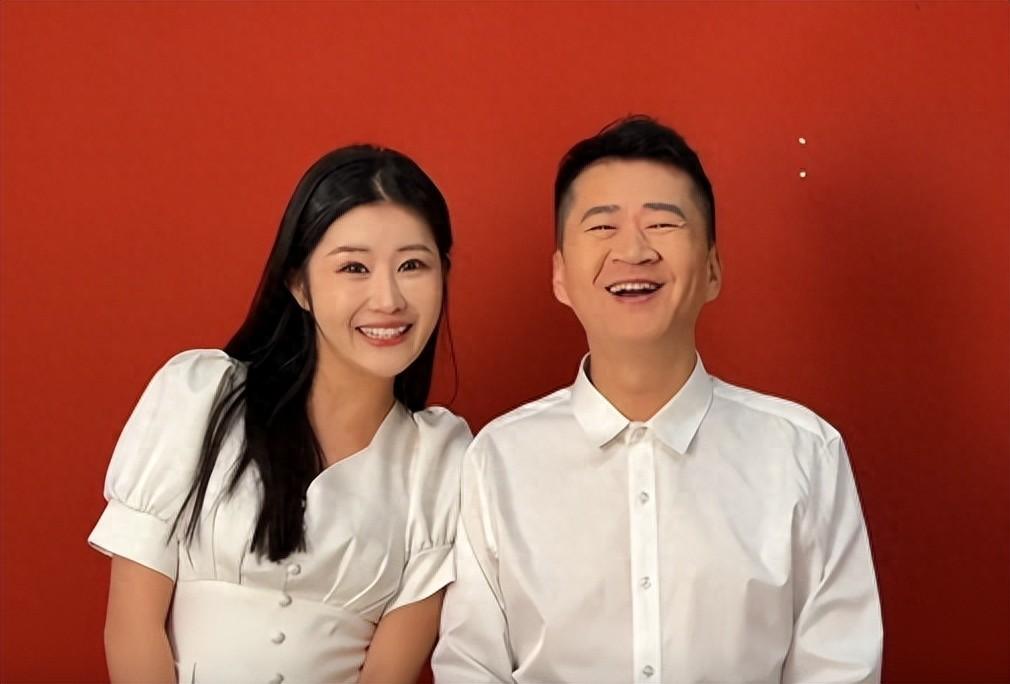 山东22岁的小月月嫁给40岁的演员李嘉明，这选择真是太明智了！

1，她嫁过去之