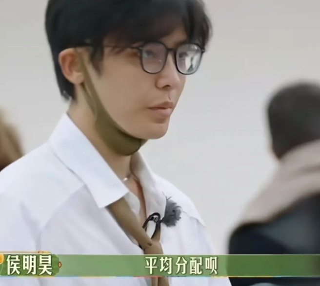周雨彤和侯明昊当团长，两个人要把钱平均分配，刘烨提出建议:“这些钱全部都分掉吗？