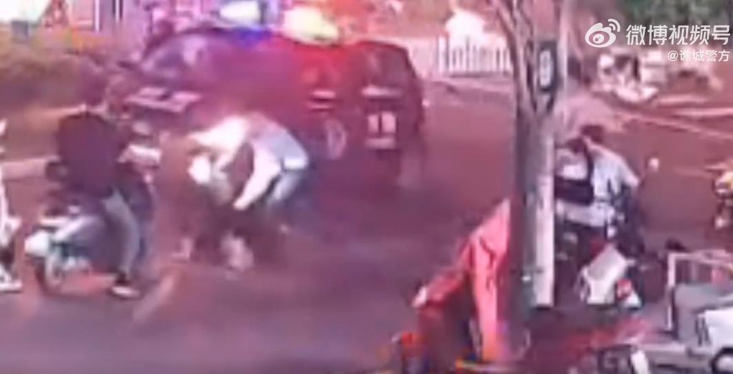 宣传科民警一招锁喉摔拿下小偷