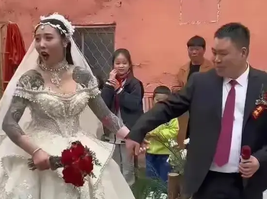 安徽女子花臂纹身配低胸婚纱 众人为老实人担心：这个新娘他压不住