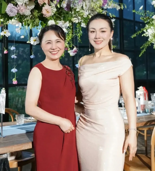 这对母女真漂亮！笑起来太迷人啦