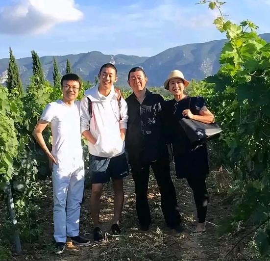 蒋雯丽作为实力派演员，多年来塑造众多经典角色。近期一家在国外度假照片曝光，58岁