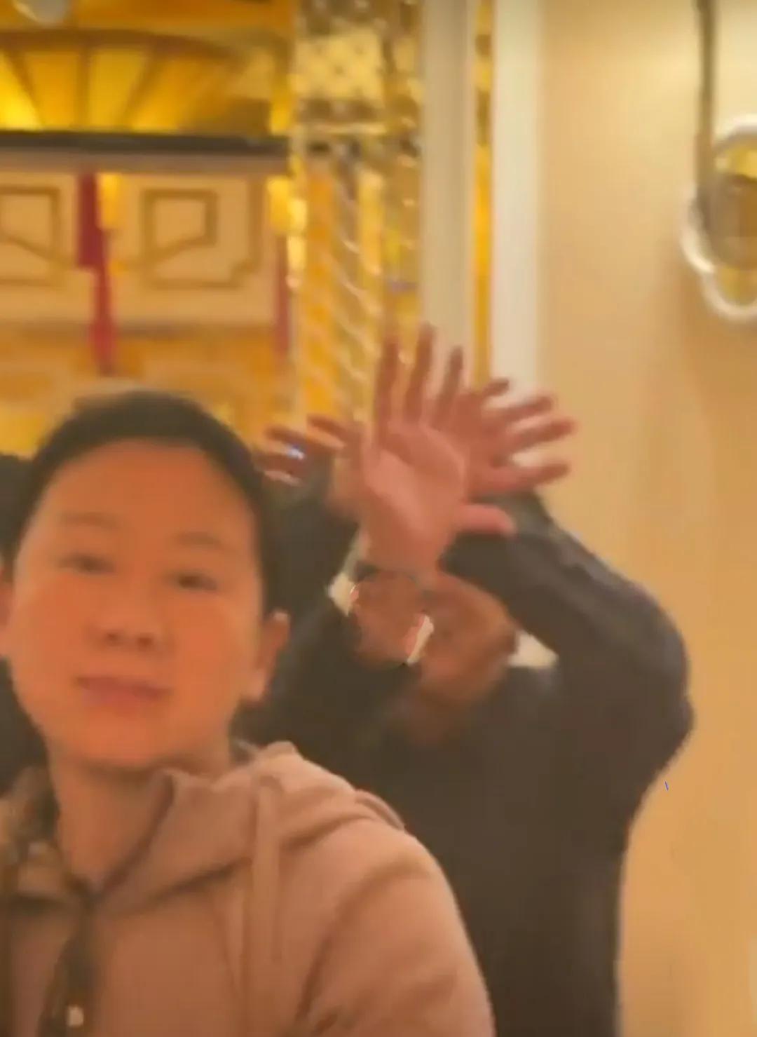 近日参加活动的成龙现身，遭到人们的疯狂拍摄，在进入电梯里的时候，成龙高举双手拒绝