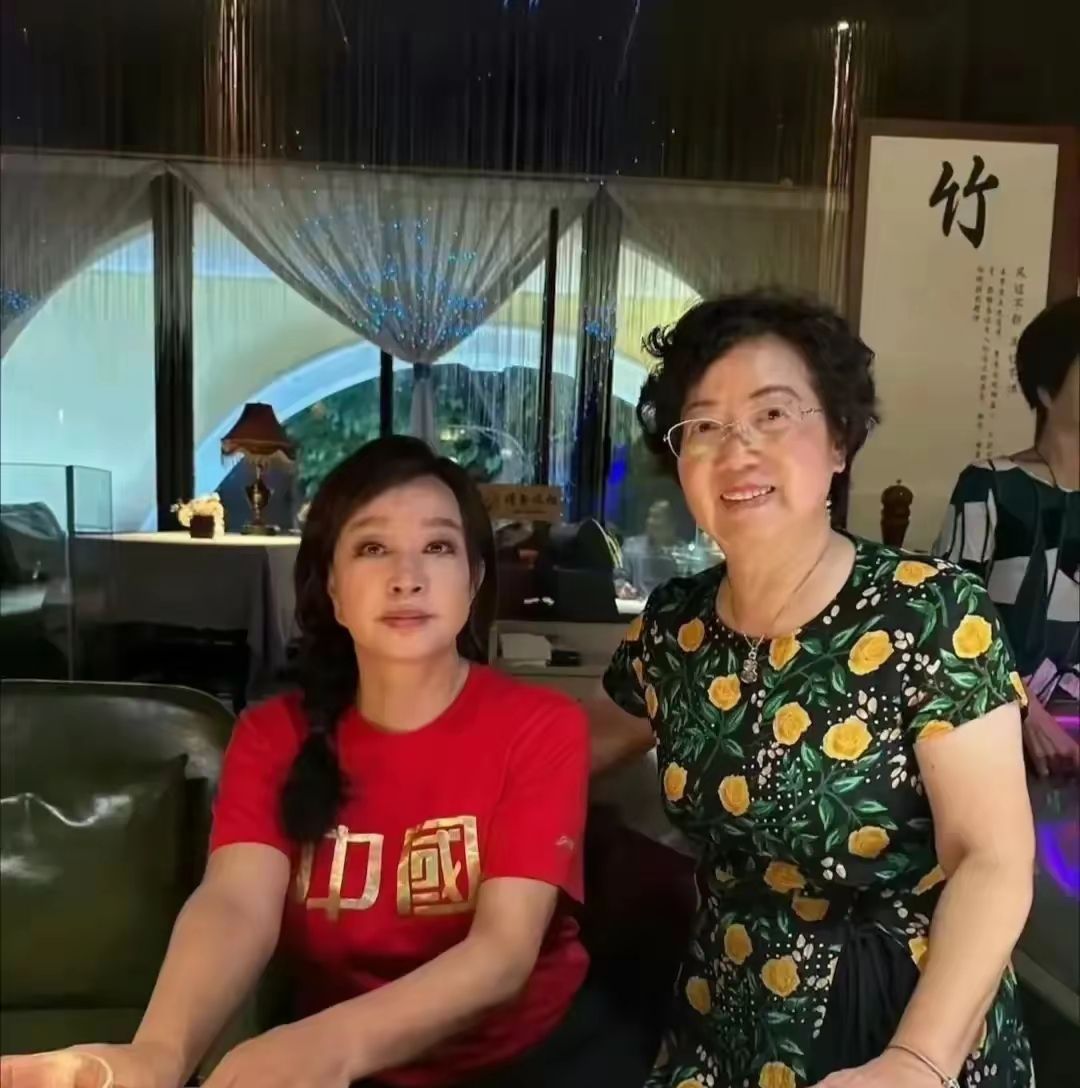 刘晓庆这状态真的不用吹，虽然人家医美做了，可是体态轻盈比一般的年轻人强多了，你们