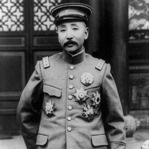 1928年，张学良生日那天，他匆匆赶回奉天为父亲张作霖奔丧。一进门，却见五姨太寿