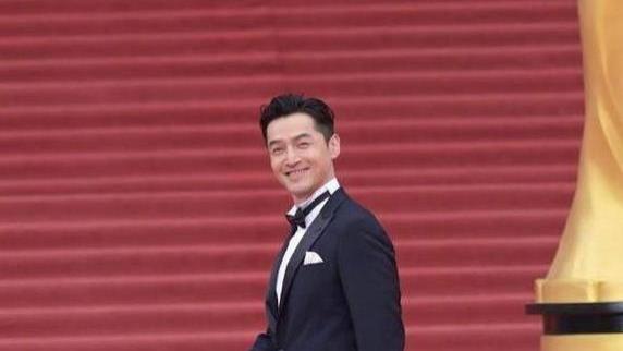 冯小刚执导 胡歌和雷佳音领衔主演电影《抓特务》官宣拍摄结束