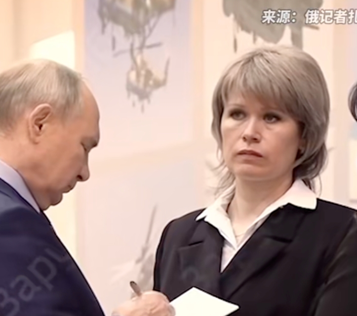 普京给她们安排好了

俄媒一段视频显示，普京与两名在俄乌战争中阵亡士兵的遗孀交谈