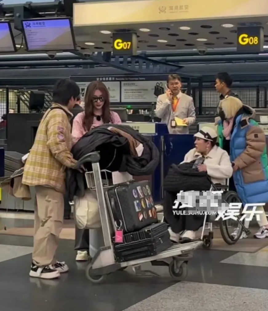 向太这一家人，都说在香港有钱有地位。
郭碧婷嫁给向佐，都说嫁入豪门了。
可看这一