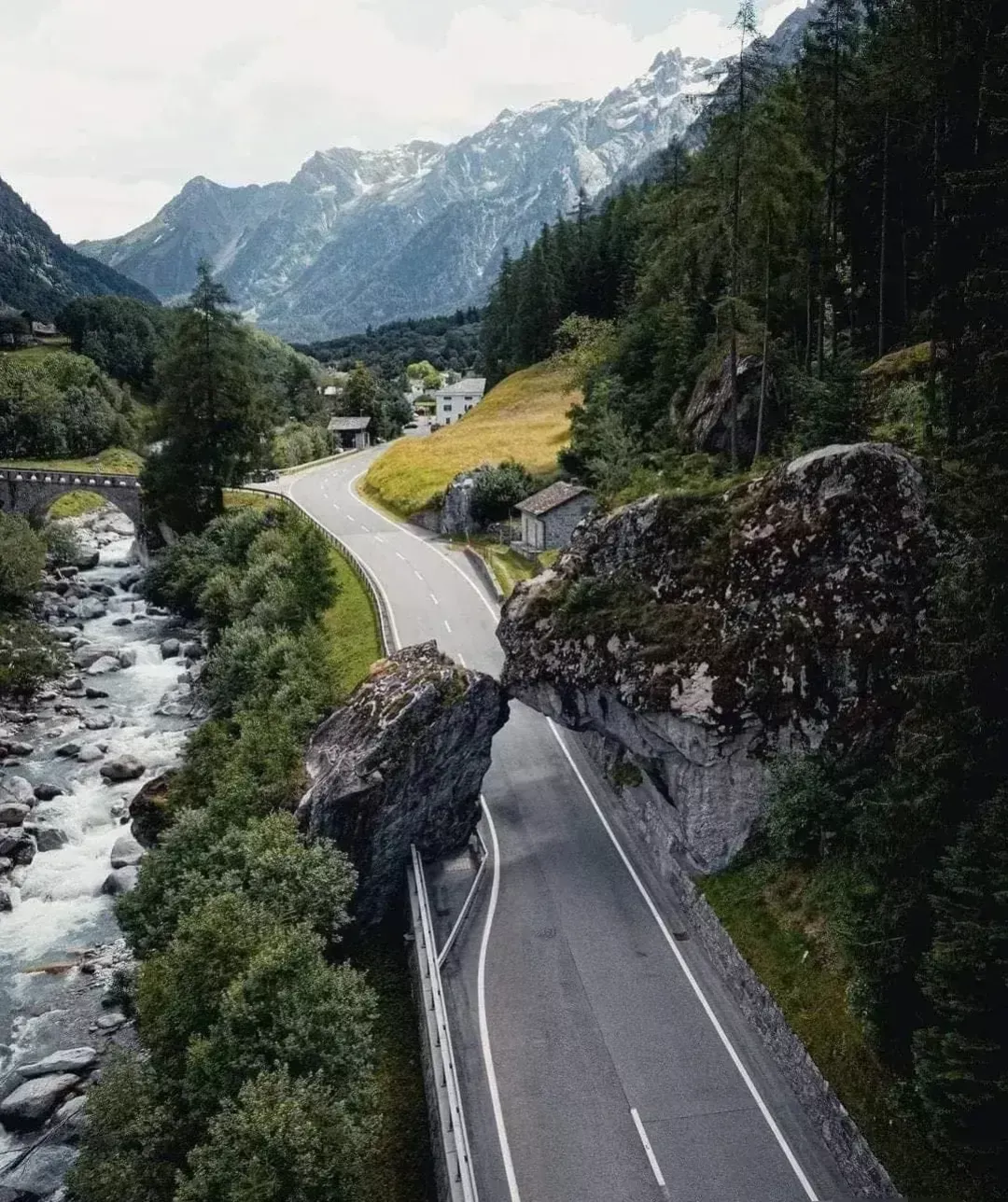 留下两块拦路石不炸掉，多此一举还是完美留驻
      依山傍水的山道上，两块高
