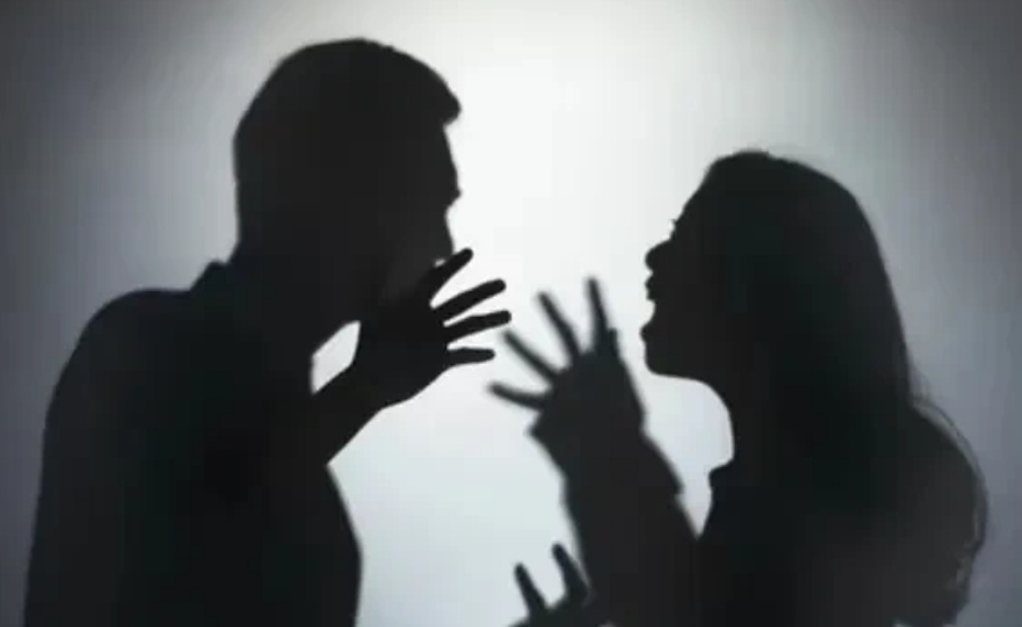 重庆，女子带着女儿嫁给了现任丈夫，女子不想生孩子，就偷偷去做了绝育手术，丈夫为了