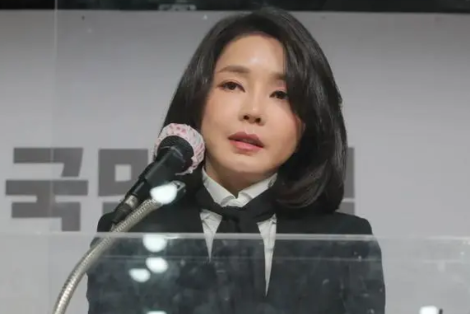 尹锡悦的妻子，40岁时嫁给52岁的老公，整容、履历造假等丑闻缠身，却被总统丈夫力