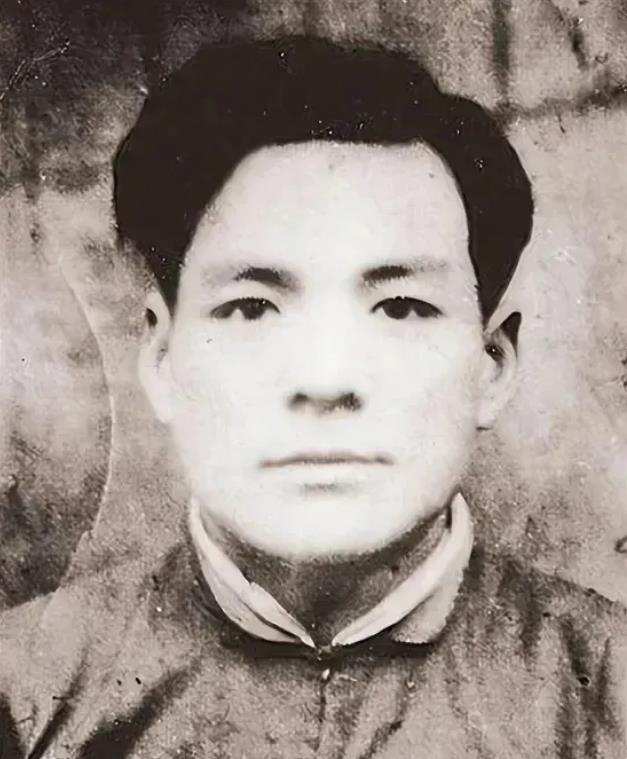 1943年，大汉奸林洪洲在路边解手，一个老汉在看见他孤身一人的时候，连忙拿起锄头
