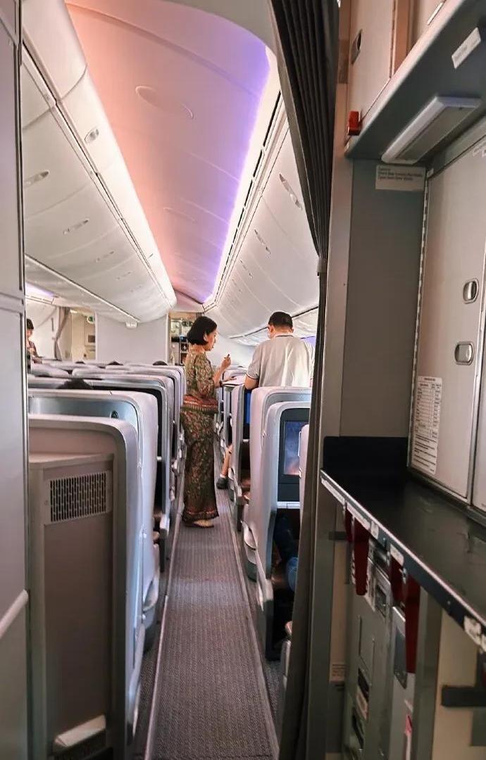 2月6日新加坡航空SQ826航班上发生的事，简直让人无语到家了。飞机马上要滑行起