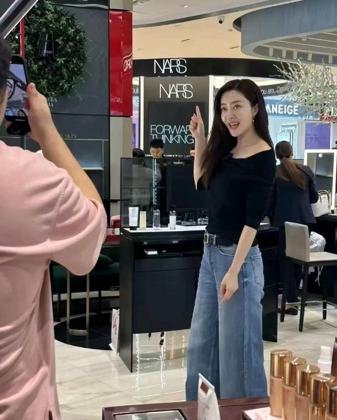 郭富城的前女友熊黛林，嫁入豪门还这么努力，每天都在拼命直播