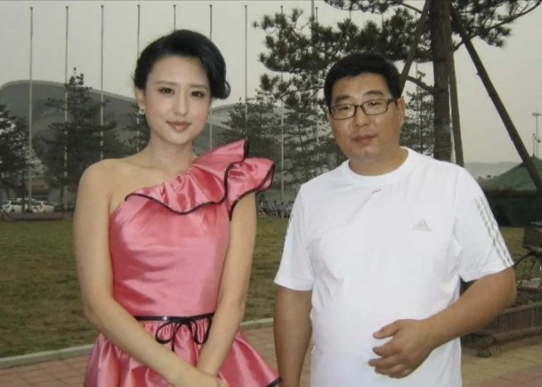 当年，张蕾经过毕福剑搭线认识了比自己大16岁的富商王吉财，然而，两人才一见面她就