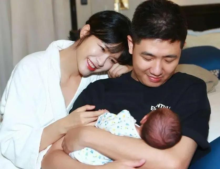 一次，李艾说：“婚后我和老公分房睡，他睡3楼，我睡2楼。”应采儿非常惊讶，问道：
