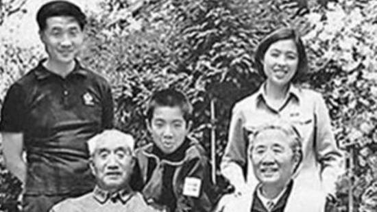 1926年徐向前重回黄埔军校，众人见他工资不少，直呼：队长请客