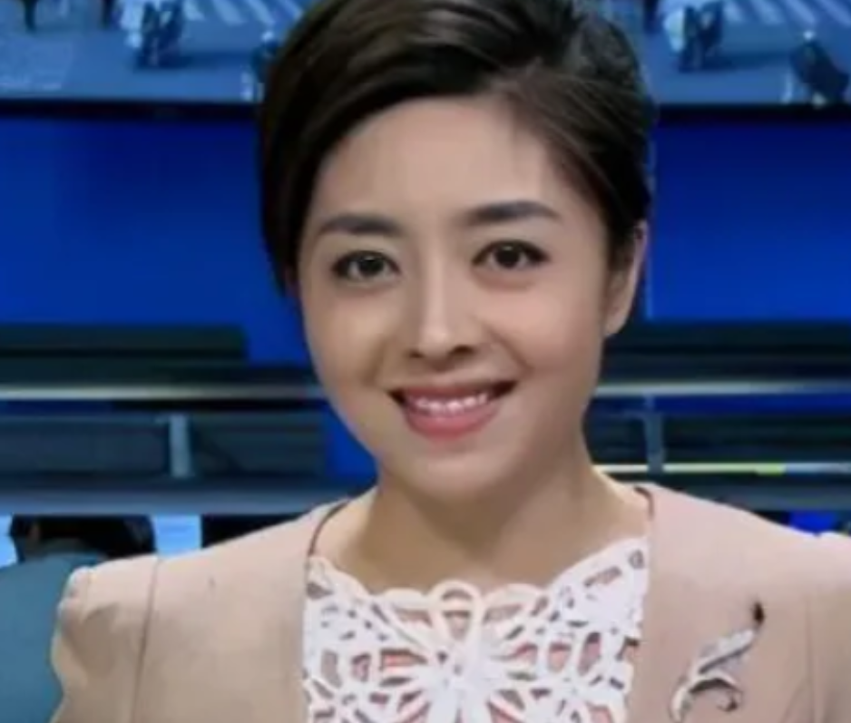 2015年间，四川卫视一位美女主持人，聚完餐回去的路上，因为内急下车去路边林子方