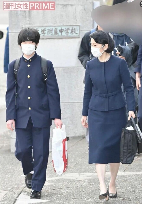 为了“保住天皇血脉”，专家要16岁太子冻精！
日本为了让王室能生出男孩“保住天皇