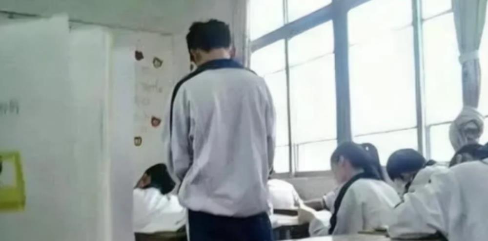 闹大了！山东，一熊孩子上课淘气，老师罚站30分钟，不料家长得知后，让老师赔礼道歉