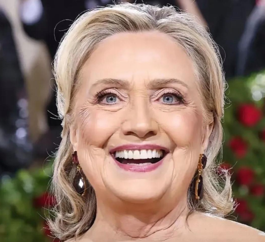 希拉里·克林顿称若特朗普公布爱泼斯坦客户名单她就离开美国。特朗普行事强硬以自身利