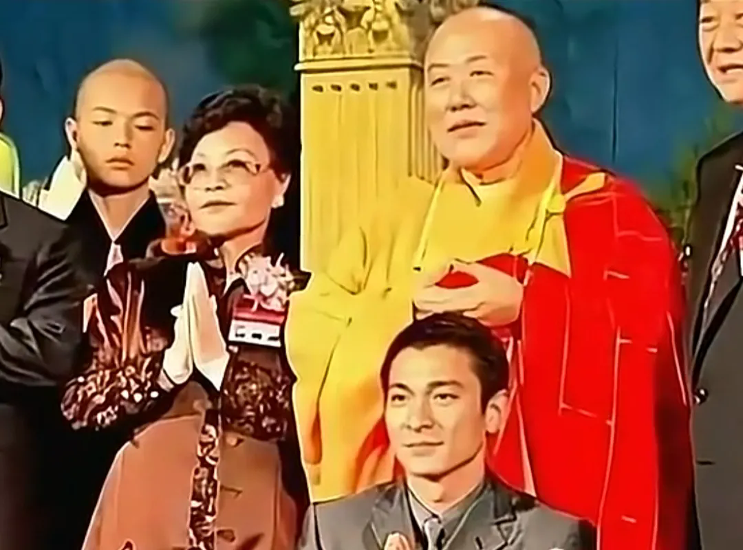 他是刘德华皈依师父，闭关长达20年，为修行连续念佛90天不坐不卧 。

妙莲老和