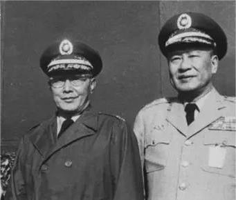 1946年5月，何应钦在和陈诚的争斗中失败，被蒋介石免去了参谋总长、陆军总司令等