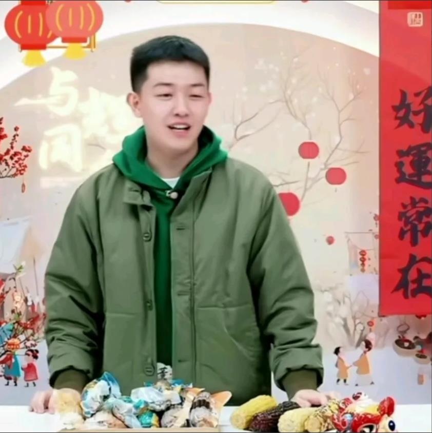 太搞笑了，
董董在广东没吃上年夜饭，
他没觉得亏，
只是听到年夜饭价格的时候，