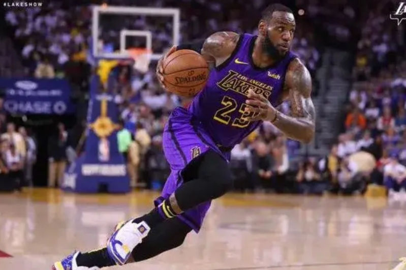 勒布朗詹姆斯现役NBA湖人球员，本月将年满40周岁，2003年进此联盟，鏖战21