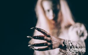 我是直播带货一哥的铁粉，而她老婆的肚子里是密密麻麻的眼珠！