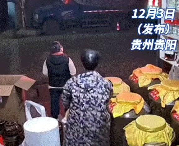 泪目了。贵州贵阳，一名一岁多的病重孩子即将离开人世之时，刚好外面有人在放烟花，孩
