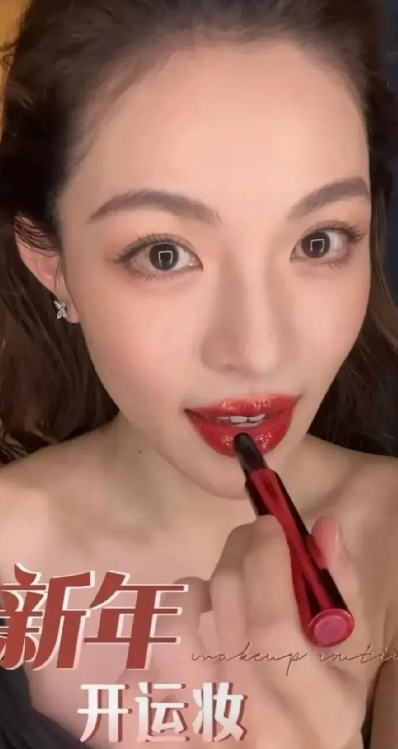 钟楚曦，女明星中最接地气的素颜不过如此了吧？
素颜状态下，她的黑眼圈眼袋，甚至黑