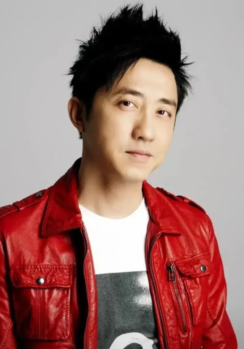 庾澄庆的两个老婆
第一个：
伊能静，台湾人，56岁
毕业于关东女子高校，演员歌手