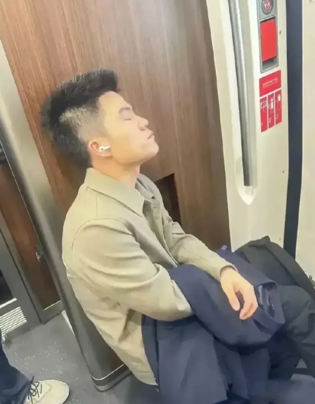 这人看着面熟就是想不起名字来了