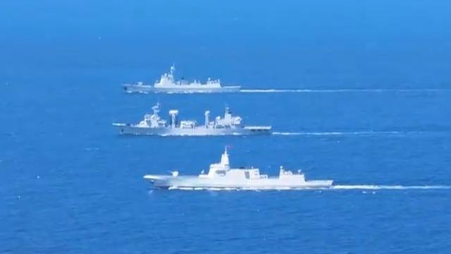 解放军战斗机抵达，舰队携实弹封控黄岩岛，具备灭国级实力？