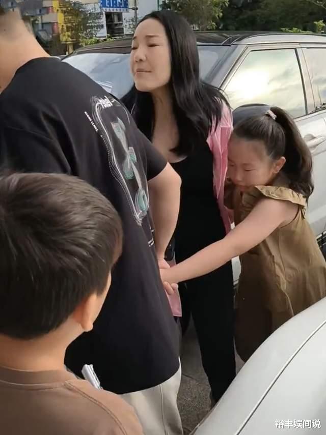 网红杨子钰遭爸爸暴力抢夺，现场哭喊：别打我妈妈，曝详细过程（杨子轩网红个人资料介绍及图片）-第11张图片-九妖电影