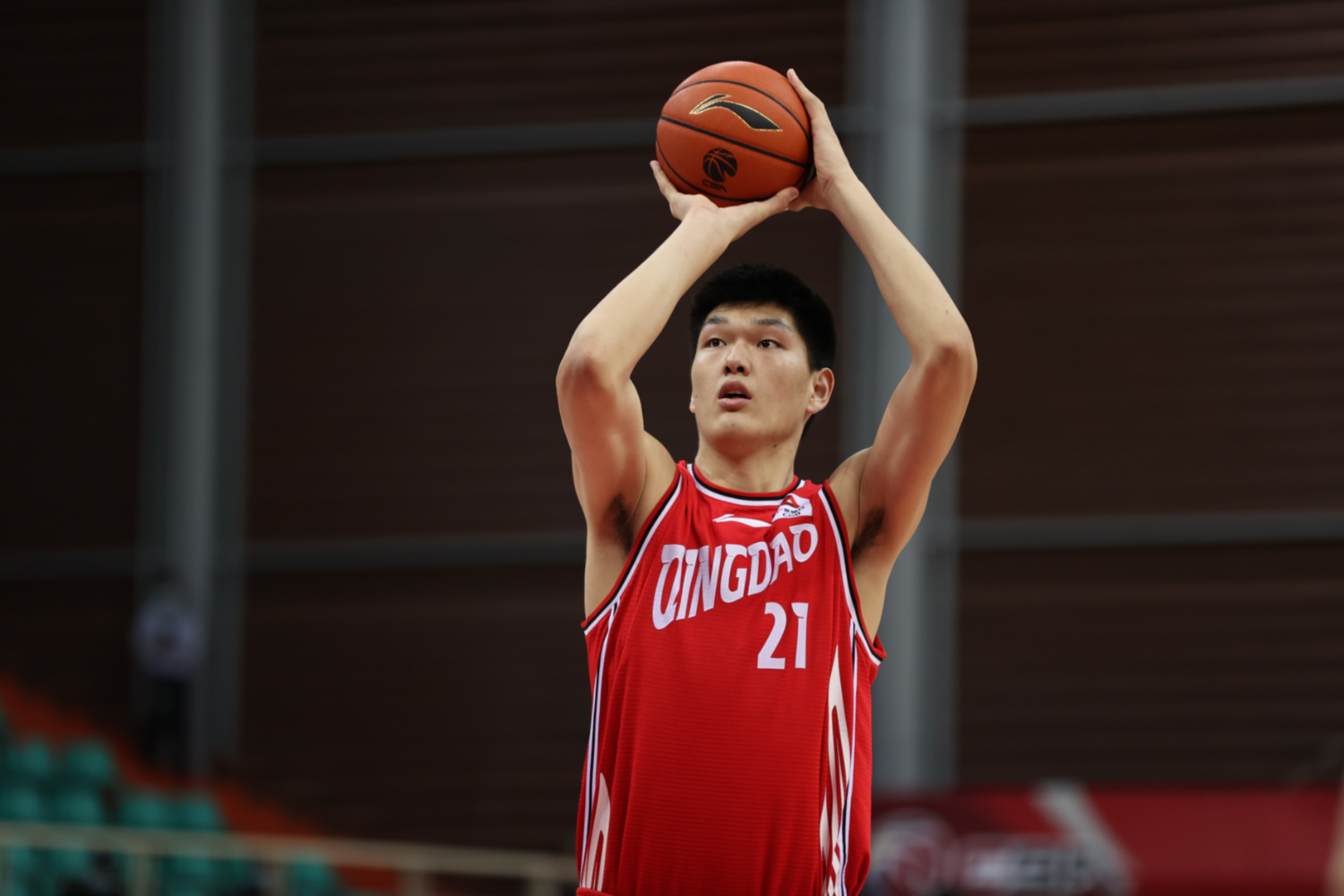 球迷落泪，2.25米高塔终于重返CBA