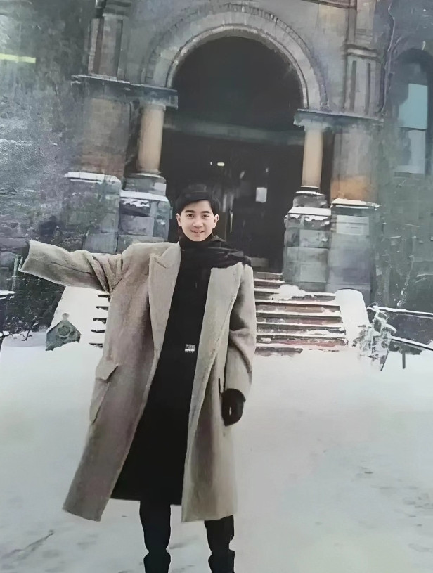 1987年冬，一代巨星陈百强在瑞士赏雪时留下的照片。镜头下的他目光深邃，面容清秀