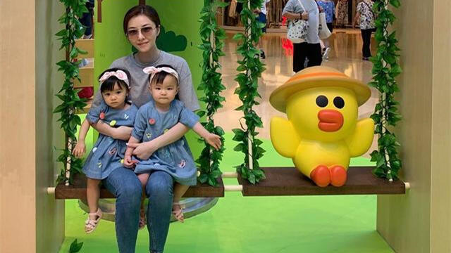 熊黛林全家出游，双胞胎女儿变化大