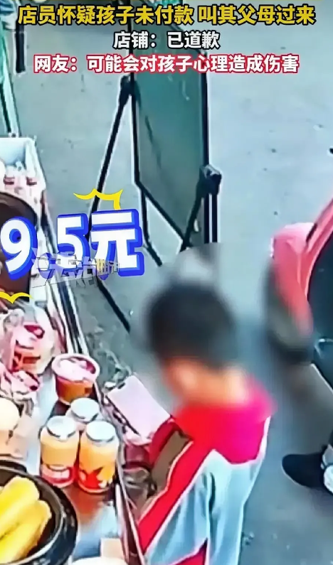 包子店老板真的没抓住成名的机会反而惹自己一身骚！
小男孩买包子疑未付钱被扣留叫家