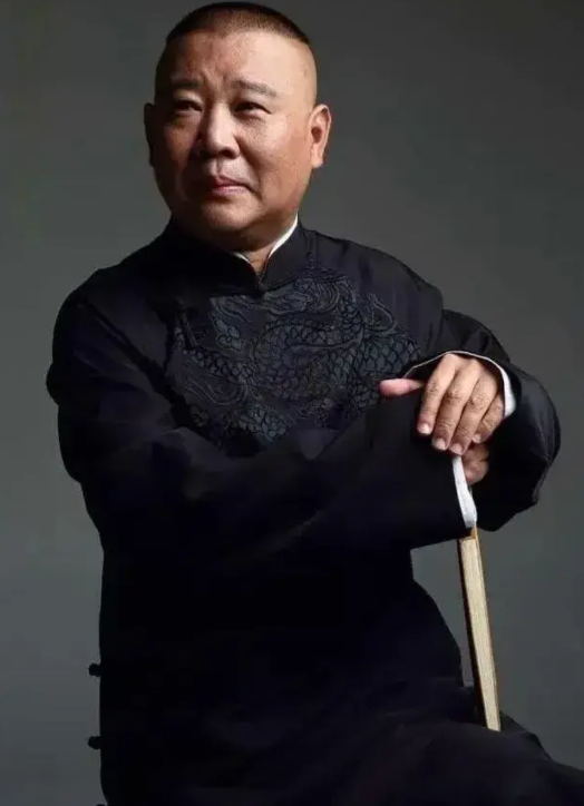 郭德纲比赵本山差在哪？
就拿宋小宝吃瓜子来说吧，宋小宝去师傅家，除了吃就是玩，时