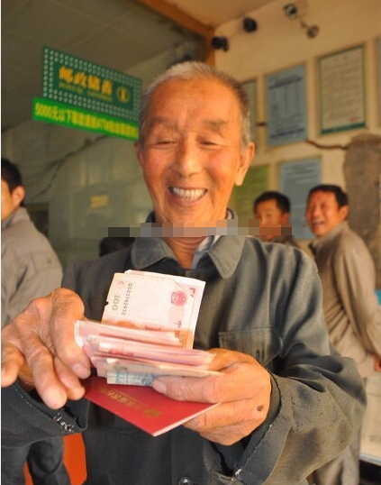 对于农村的老年人可以发，因为这是历史原因，农民种地交农业税，等到丧失劳动能力了理