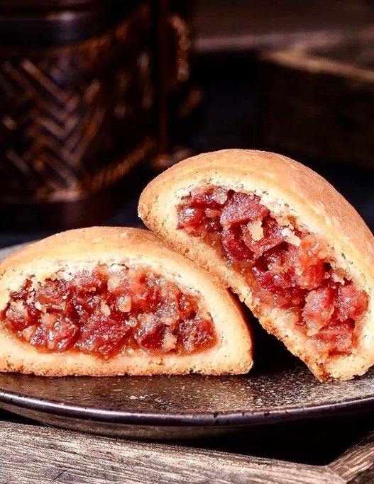广东蛋黄莲蓉月饼甜的腻人，喝两瓶矿泉水也解不了留在胃里的饱胀感。

四川水果月饼