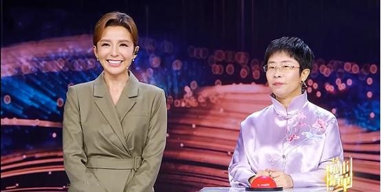 蒙曼被誉为北大的才女，许多人对她至今未婚感到好奇。朱迅曾在一次活动中直接问她最想