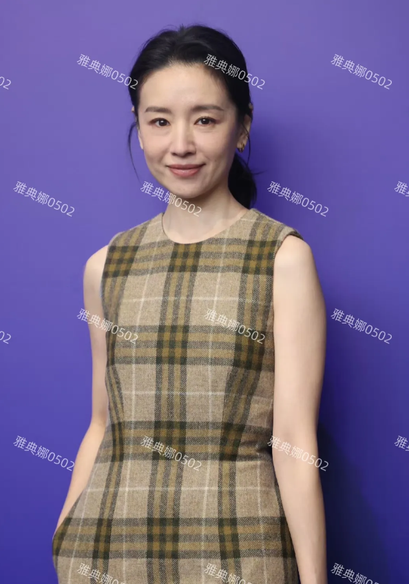 董洁身高1米6，体重80斤，44岁的她虽然不再年轻，但胜在脸上没有科技痕迹自然耐